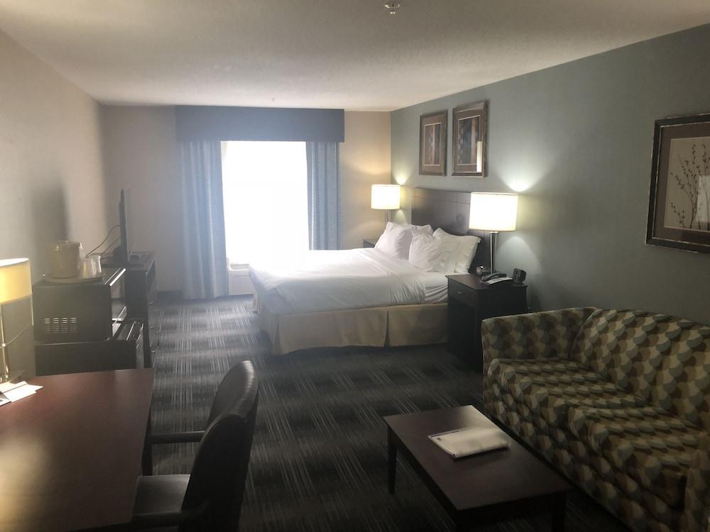 Holiday Express&suites Hotel 3*