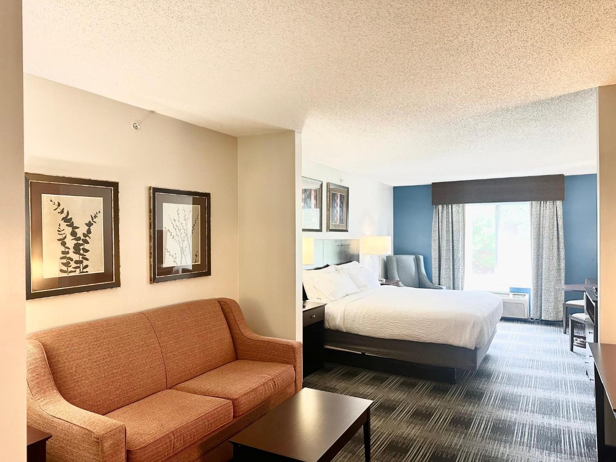 Holiday Express&suites Hotel 3*