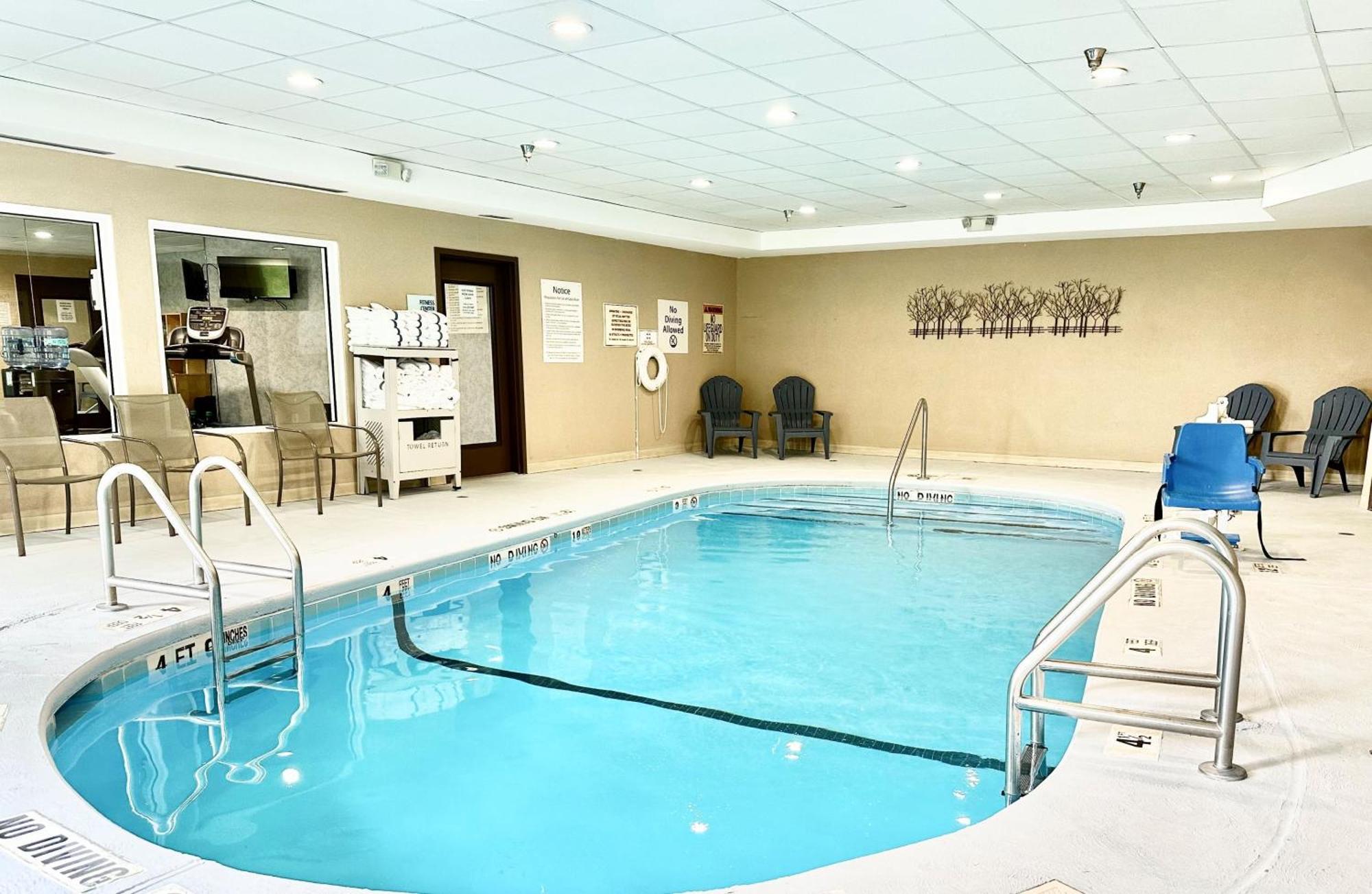 Holiday Express&suites Hotel 3*
